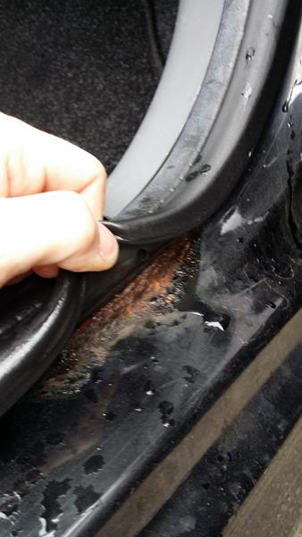 Rust i bunden af døren