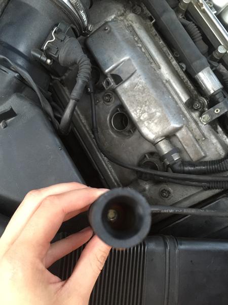 Varm bil hakker ved fuld gas