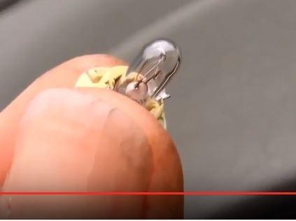 Udskiftning af lyt i iinstrumentbrætet