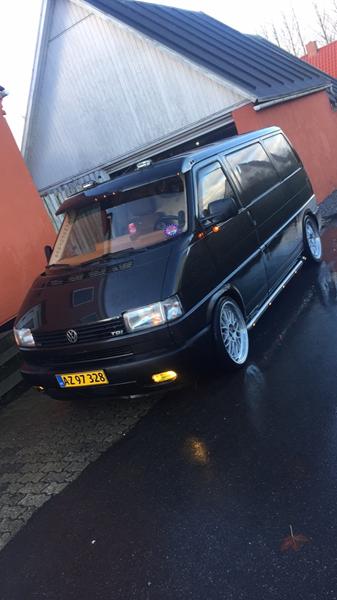 Ang ombygget trailer med karrosse drab bil