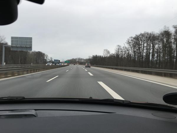 Brede striber på motorvejen