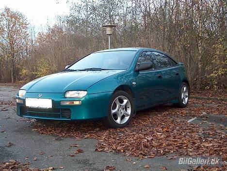 Mazda 323F billede 1