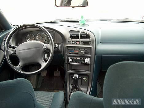 Mazda 323F - Ja og det er så herinde vi rører rundt i den sorte gryde ;-) billede 4