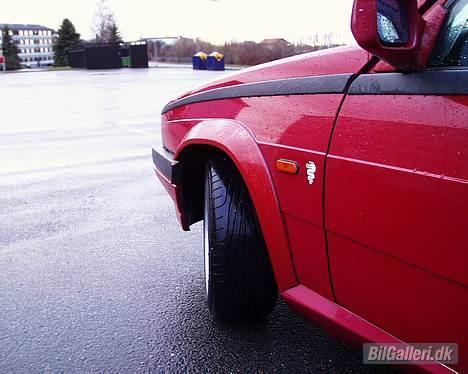 Alfa Romeo -SOLGT- 75 LE No. 55 - Regnvejr!! Godt man kører på supergode F1 dæk!! De kan virkelig anbefales! billede 4