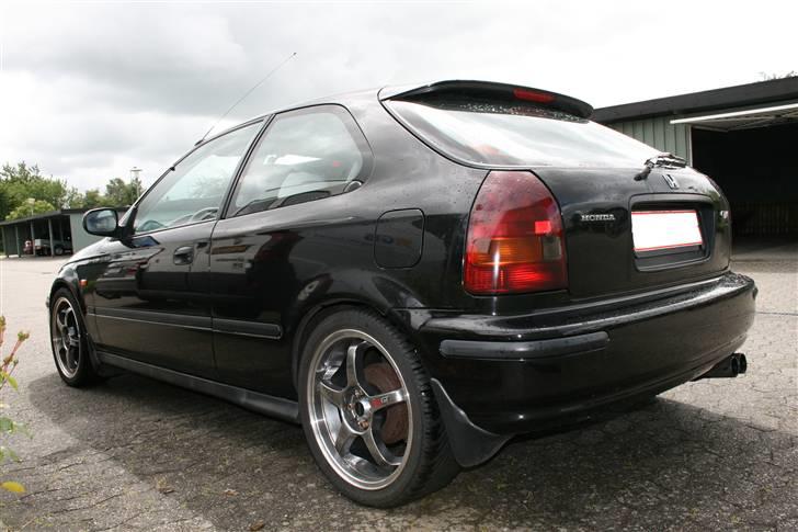 Honda Civic EJ9 1,4 iS *Solgt* - Bilen set skråt bagfra. billede 1
