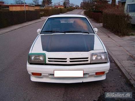 Opel Manta bcc (tidligere bil) - maleren løb tør for hvid maling så den fik et sort feldt billede 4