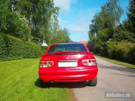 Ford Escort 1.6 16V - Bagenden. Med de nye lygter ; ) billede 5