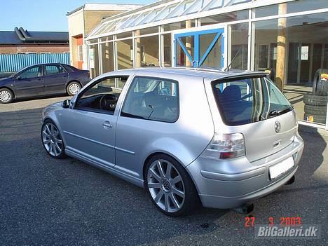 VW Golf IV - Skulle lige se udstødningerne på bilen, nogen jeg fik med da jeg købte den.. billede 4