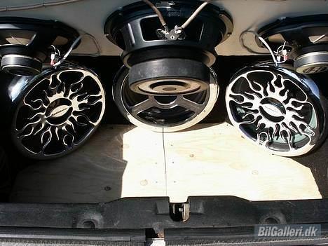 Nissan Sunny SLX Sportcoupe (Død - 3200 Watt fordelt på 6 subs, 4 baghøjtaler, 2 front, 2 forstærker og en headunit. NICE billede 7