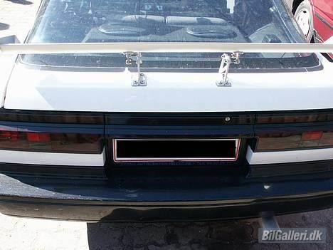 Nissan Sunny SLX Sportcoupe (Død - Toned røv med aluspoil billede 8