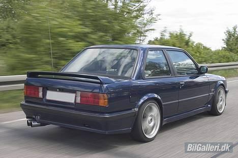BMW 320i (SOLGT) billede 2
