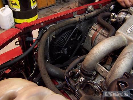 Alfa Romeo 33 1.7 ie QV *solgt* - Den uoriginale kølevandsblæser. Den ser ikke ud af meget, men er pænt effektiv!! :) billede 10