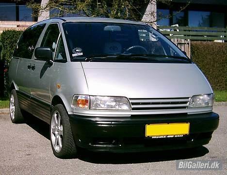 Toyota Previa 2,4 - Billedet er taget et par dage efter jeg fik bilen. Så her stå den helt standard. billede 1