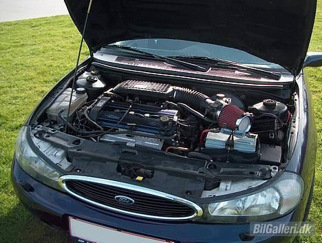 Ford Mondeo 2.0i 16V Exp - Lakeret topdæksel samt sportsluftfilter. billede 3