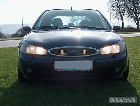 Ford Mondeo 2.0i 16V Exp - Ja lys kan man jo aldrig få nok af... - extra lygter bag kølergitter billede 10