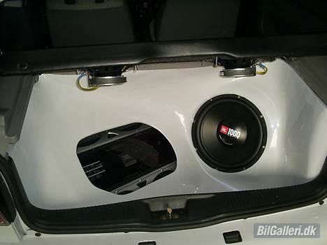 VW Polo 6N SOLGT - Så blev anlæget larkeret i bilens farve.. billede 14