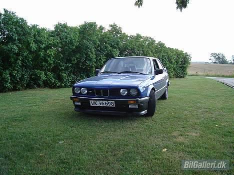 BMW 320i SOLGT - synes selv hun ser okay ond ud forfra :) billede 1