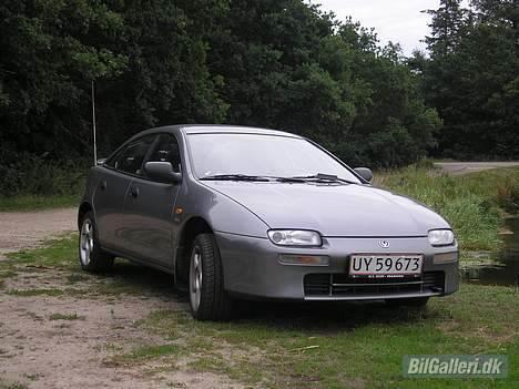 Mazda 323 F  Solgt..... billede 2