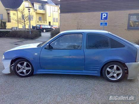 Opel kadett - som den står nu. er ved og lave beslag på min nye front (ikke den på billedet) og har bestilt lambo døre billede 4