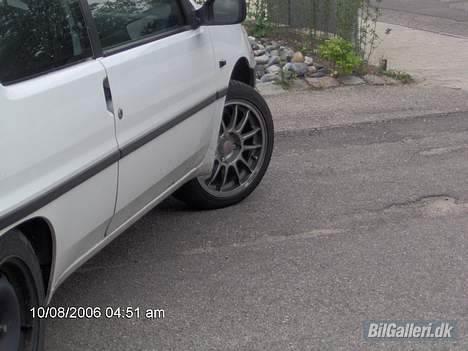 Peugeot 106 XR 1,4i (DØD) - Skal have tilpasset mine bagfælge så de kan sidde der, de ragede ca 10 mm ud over skærmkanten. billede 12
