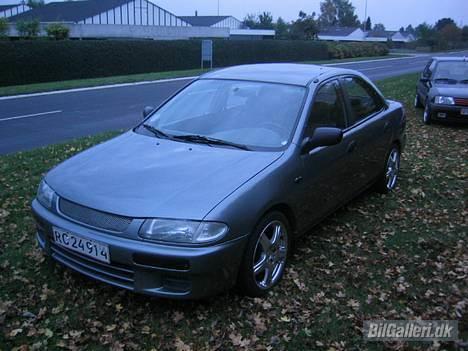 Mazda 323 S LX *SOLGT* - Det er de gamle MOMO-fælge. De var sku fede... billede 1