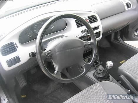 Mazda 323 S LX *SOLGT* - Det er så Cockpittet..! billede 3