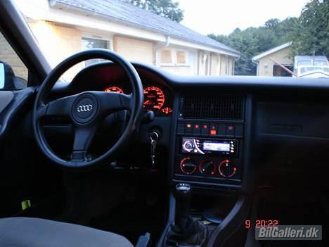 Audi 80 2,8 V6 - Nyt. Min elskede kabine med s2 rattet og det røde tema. billede 16