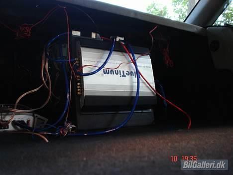 Audi 80 2,8 V6 - Nyt. Anlægget hvor man kan se begge forstærkerne. billede 18
