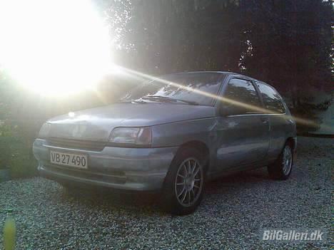 Renault Clio "voldtaget og død" - sådan står den pt. skal til maler i starten af september. billede 17