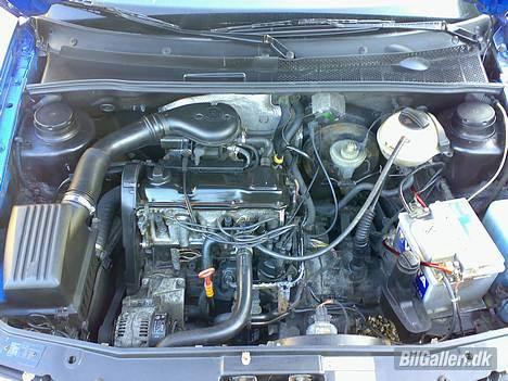 VW Golf 3 GT - motoren, det er svært at se den lige har rundet 223.000 km, og det kan heller ikke mærkes billede 4