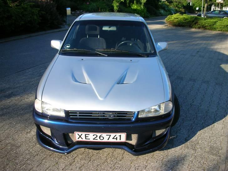 Opel Astra F 1.6i NZ [Solgt] - Forfra med custom crom grill, F50 scoop og badboy billede 10