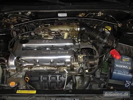 Nissan Almera SRX SOLGT - Kubik is king. Bem. Højglanspoleret ventildæksel og tårnstiveren billede 8