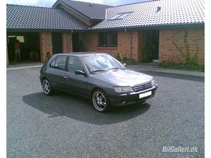 {{currentPhoto.altText}} billede {{currentPhoto.number}}