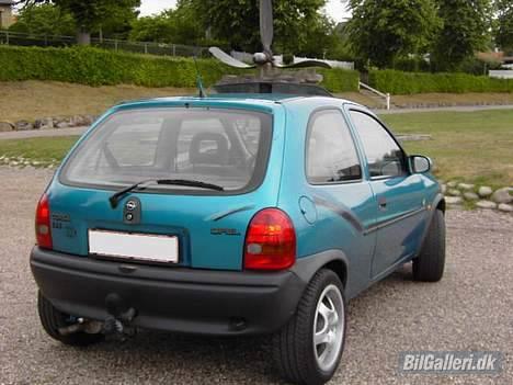 Opel 1,4i  JOY *solgt* - Og lidt "oldtimer" i baggrunden.... billede 12