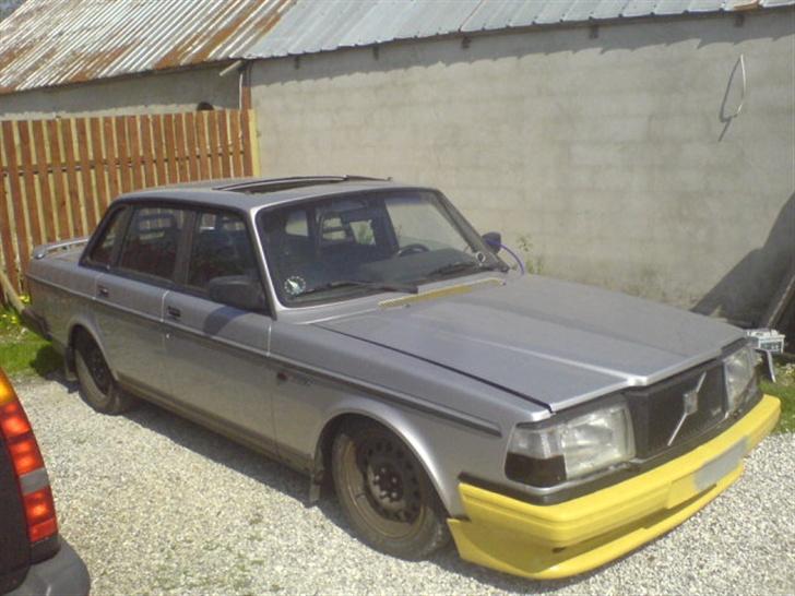 Volvo 242 solgt - doner bilen, forklap, bagklap, grill, lygter, undervogn, motor osv skal på 242´en billede 11