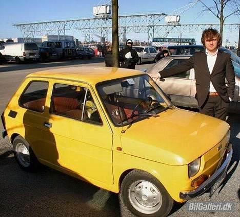 Fiat 126 - det er ham der står ved siden af jeg købte den af.... den er ikke så "gul" mere  da den er falmet lidt i farven billede 1
