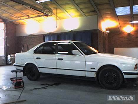 BMW e34 Projekt.....SOLGT - Bilen da jeg lige havde hentet den..Og er ved at gøre den ren så der kan komme folie på billede 4