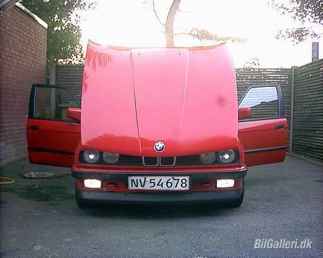 BMW E30 320i - D16/8-06 ja hva kan jeg sige andet end jeg hader den bule i min dør håber virkelig snart politiet finder ud af hvem der skal betale for at få den lavet.... billede 14