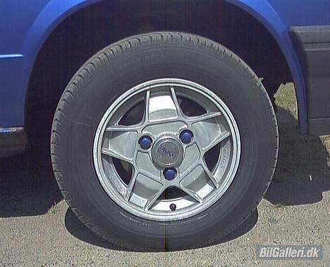 Talbot Samba LS Skrottet - org. talbot alu fælg (selv om det er "tre" huls fælge, så har jeg næsten 18 stk.(8 alu & 10 stål) men hvis nogen lægger inde med nogen, så er jeg da  interesseret. billede 2
