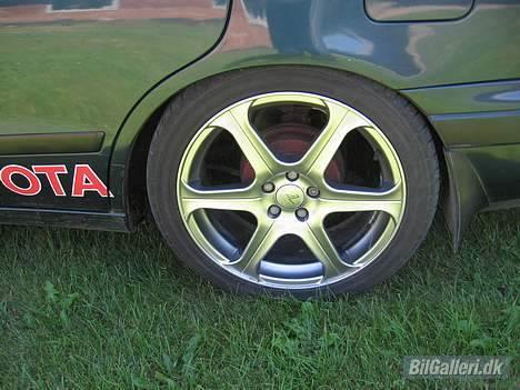 Toyota Carina E (solgt) - har fået malet tromlerne mere røde siden billedet er blevet taget billede 4