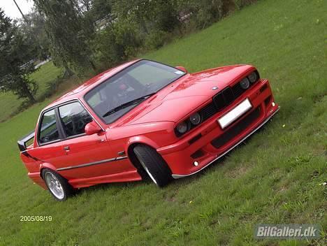 BMW e30 320i (donorbil) - Lige en tur på græsset billede 7