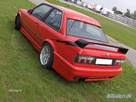 BMW e30 320i (donorbil) - her lige bagfra.. Dejlig røv har hun... billede 8