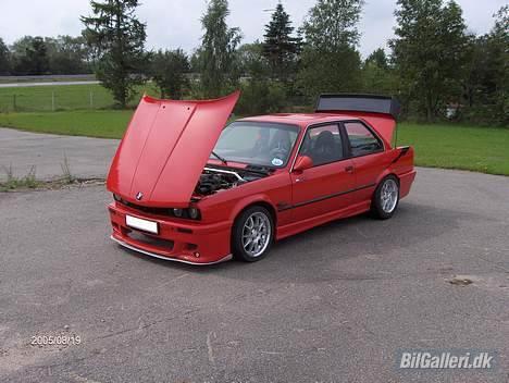 BMW e30 320i (donorbil) - lige med hjelmen og bagklappen åben... billede 9