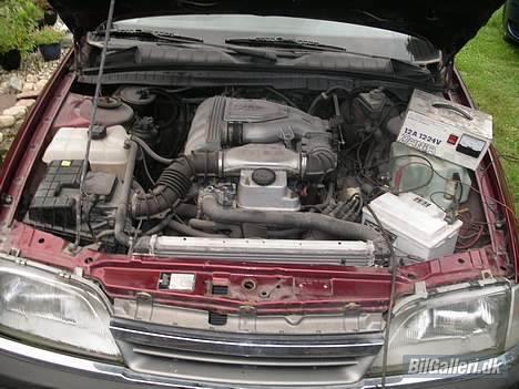 Opel Omega a 2,6 (solgt) - Den kan lever et ordenlig brøl når den bliver skudt af med et K&N kit på  billede 3