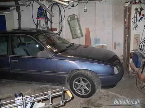 Opel Omega a 2,6 (solgt) - her er den blå som skal have alle de fede dele på fra den røde billede 7