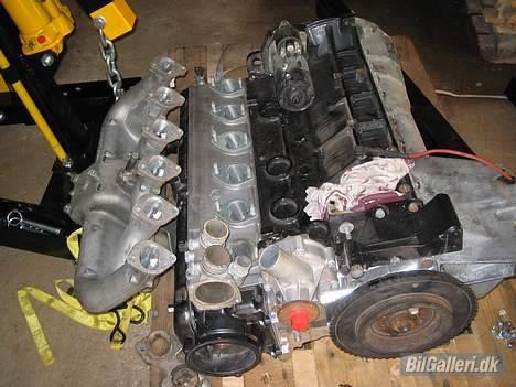 BMW 525I Solgt! - Motor projektet. Det kan der ses flere billeder af inde under min gamle orange E30. billede 19