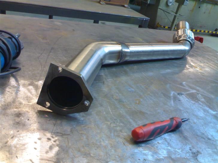 Audi A4 1,8 Turbo - Mit nye forrør 3´´ - 2,5´´, som lige er blevet hæftet. Er fuld svejst nu med beslag osv. Har lavet 2,5´´ rustfri udstødning resten af vejen. billede 7