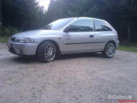 Mazda 323 - SOLGT billede 2