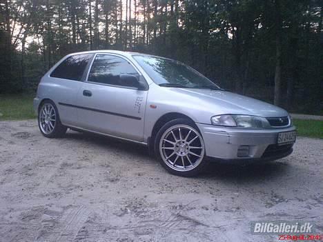 Mazda 323 - SOLGT - Der står faktisk noget på japansk på døren. Ridsen foran er fjernet nu... billede 3