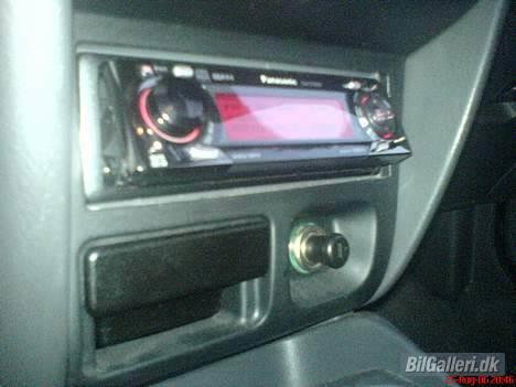 Mazda 323 - SOLGT - skod billed. Men faktisk en rigtig fed headunit billede 5